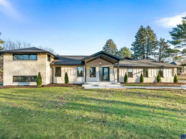 5720 The Knls, Lincoln, NE 68512