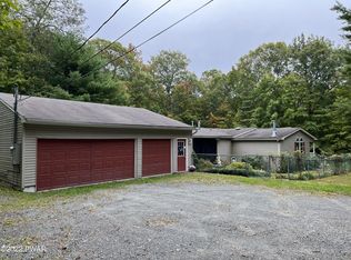 111 Maple Nut Rd, Hawley, PA 18428