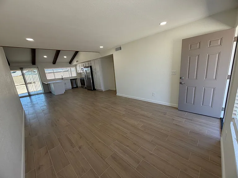 12658 N 42nd Ave — Photo 3