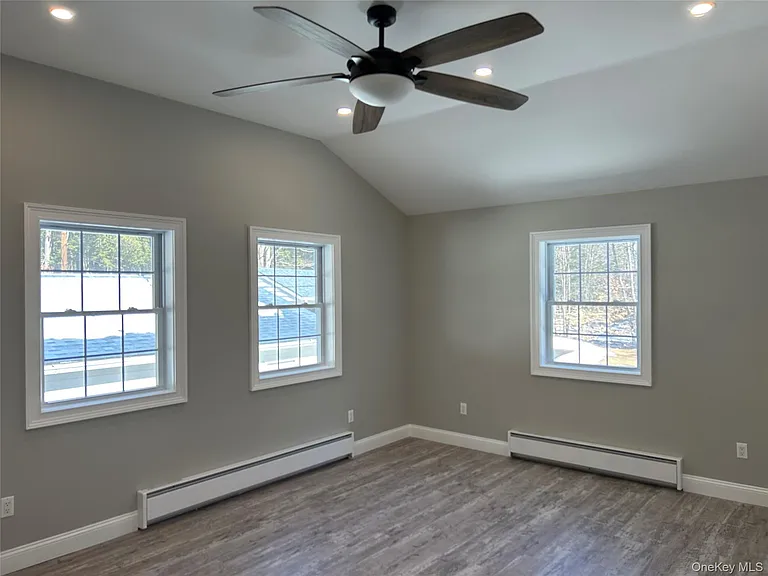 135 Gale Rd #UPSTAIRS — Photo 11