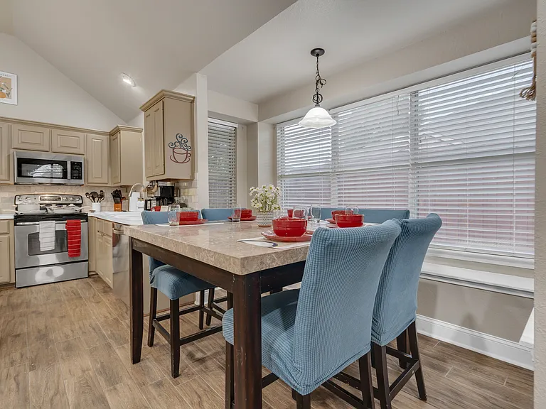 10804 Pineview Ln — Photo 6