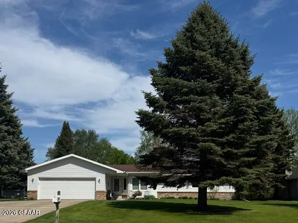 913 James Ave SE, East Grand Forks, MN 56721