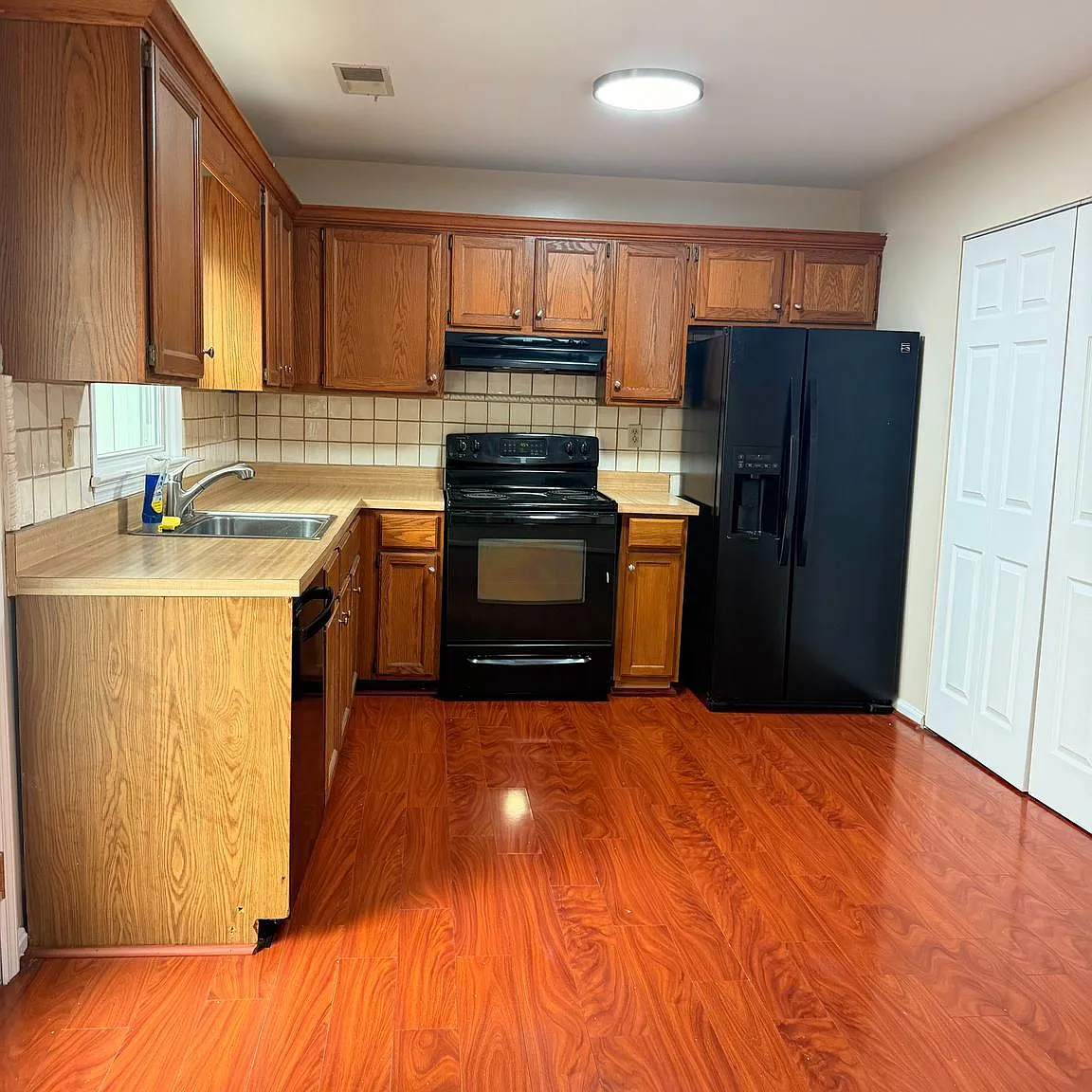 3 bed, 1240 sqft, $2,400 — Photo 2