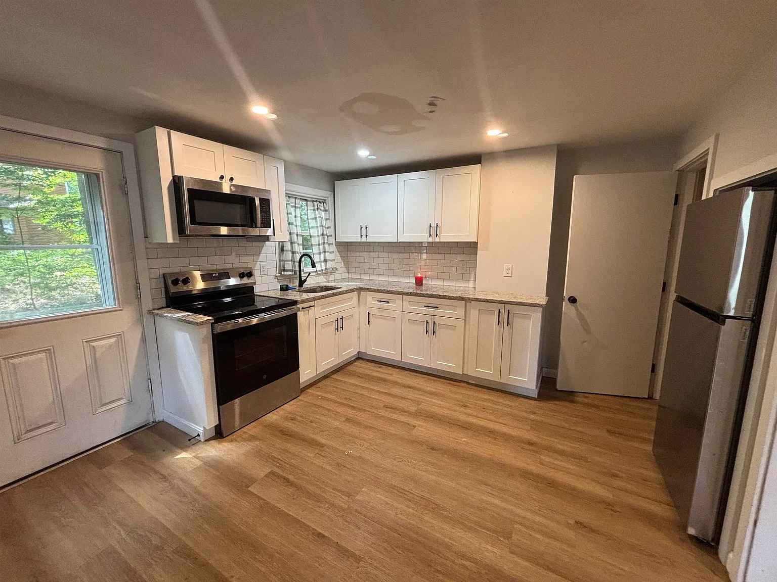 3 bed, 1.0 bath, 1666 sqft, $3,300 — Photo 3