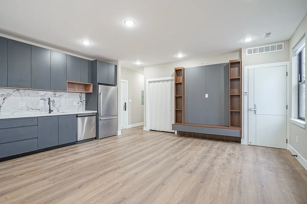 Building Photo - 4432 Wingate St #302
