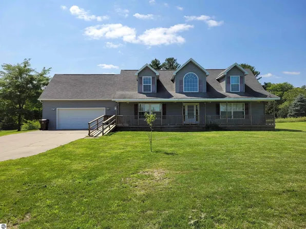 6823 N Douglas Rd, Riverdale, MI 48877