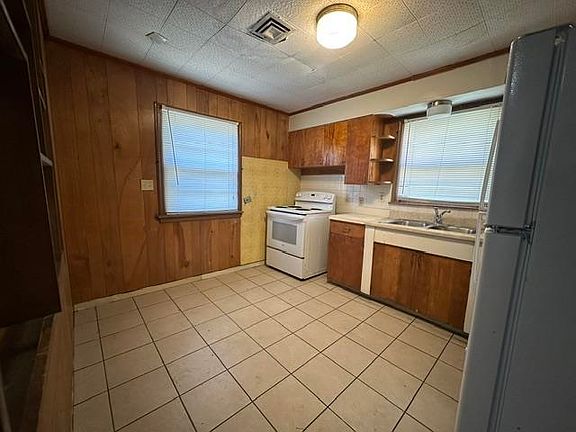 4th image of 611 N Harding Ave