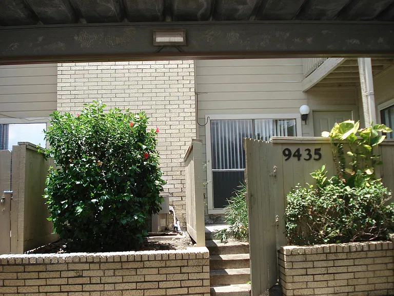 Beautiful 2-story 2-2 townhouse with a loft. 1450 sqft.