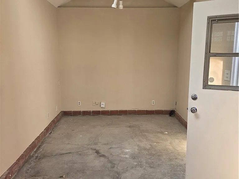 15219 Wyandotte St — Photo 23