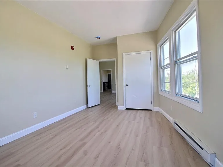 33 Railroad Ave — Photo 9