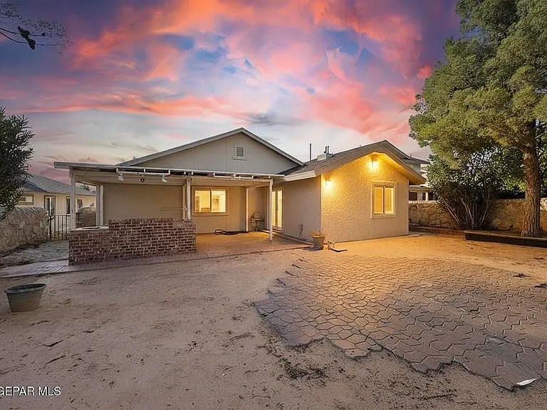 1338 John Phelan Dr — Photo 1