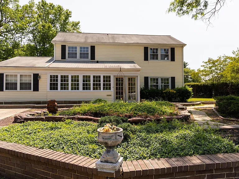 12601 Buckingham Dr — Photo 9