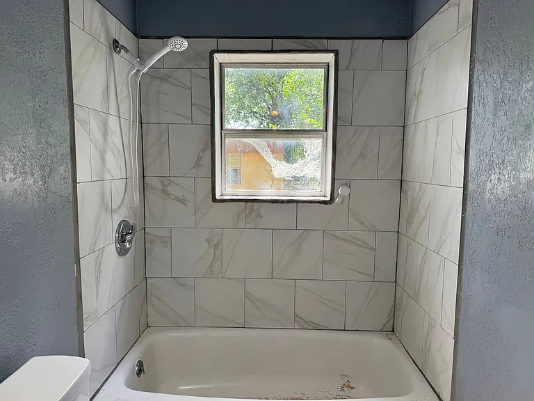 808 E Bank St — Photo 19
