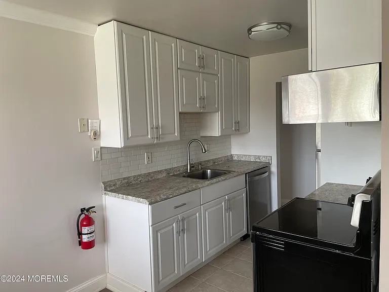 60 Manchester Ct #E — Photo 3