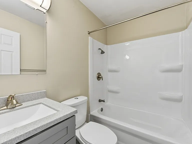 Pin Oak Manor Apartments — Photo 5