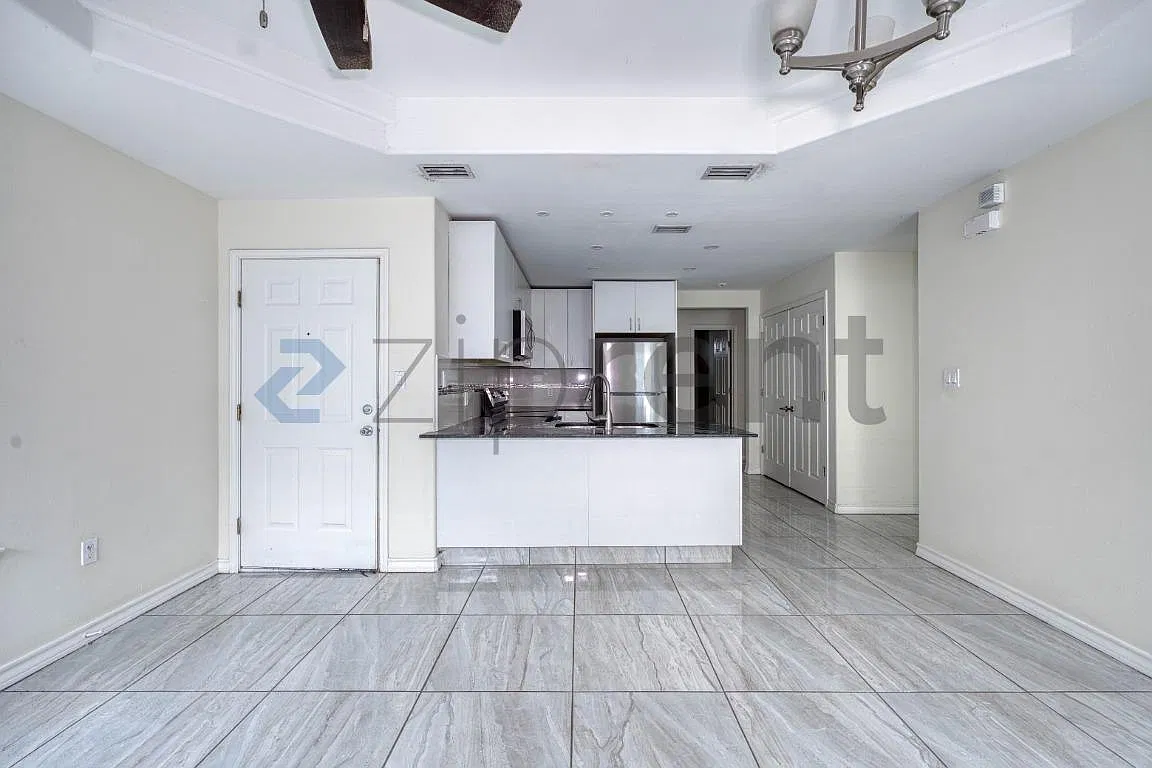 3 bed, 1100 sqft, $1,250 — Photo 2