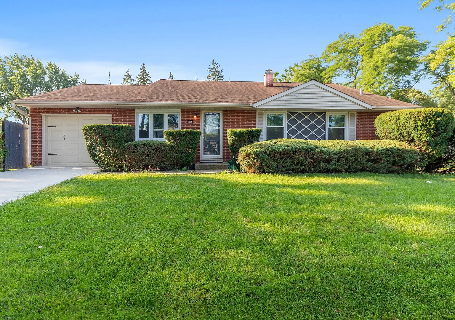 4 bed, 2.5 bath, 1924 sqft, $3,200 — Photo 1