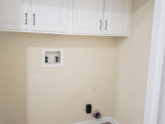 5th image of 228 Windsor Garden Dr