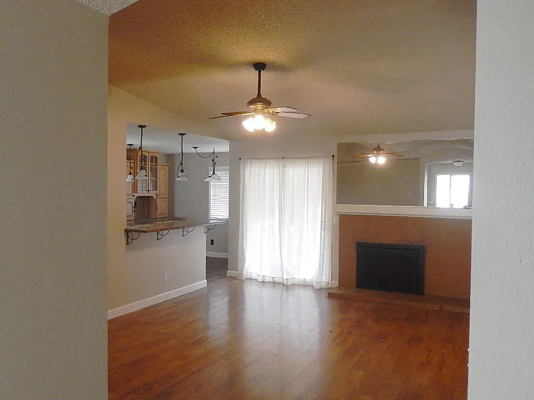348 Bishop Dr — Photo 2