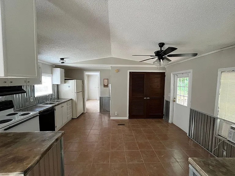 201 Benton Ln — Photo 4