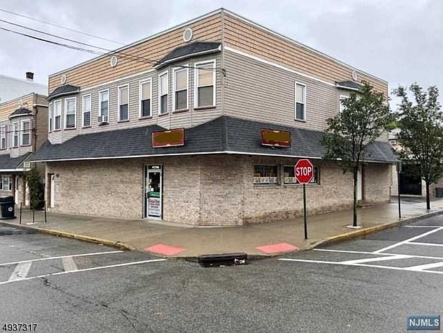 2nd image of 613 Elm St