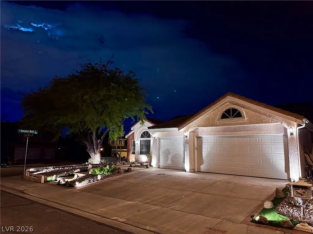 4 bed, 2.0 bath, 2020 sqft, $3,295 — Photo 3