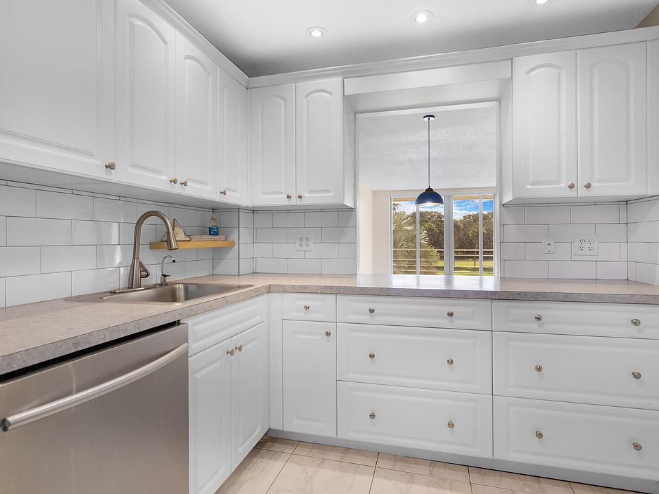 1st image of 575 Oaks Lane #305