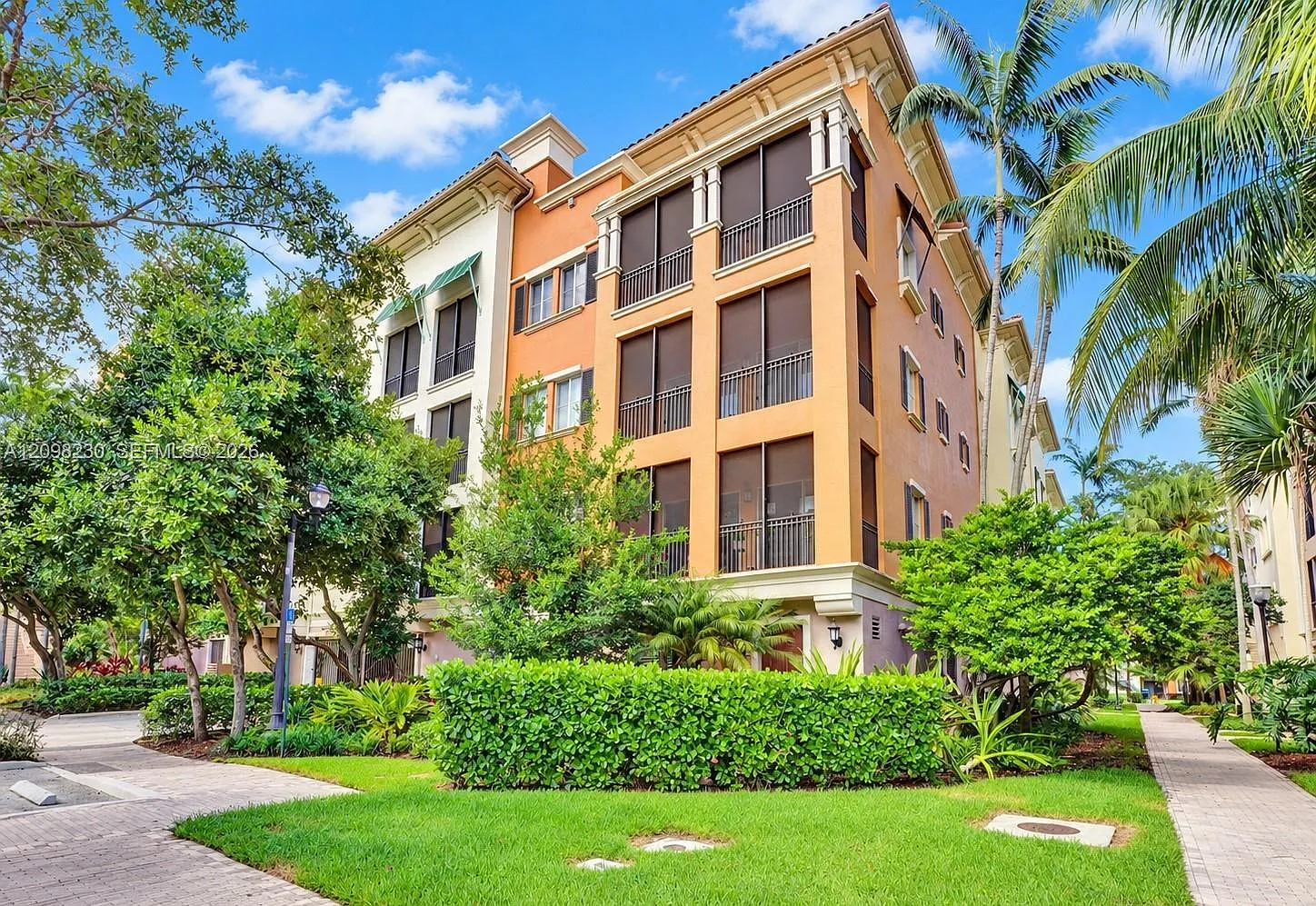 Villa Alhambra Condo — Photo 1