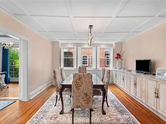3rd image of 703 Saint James St