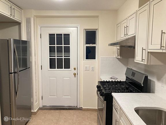 3rd image of 194 Bay 20th St #1R