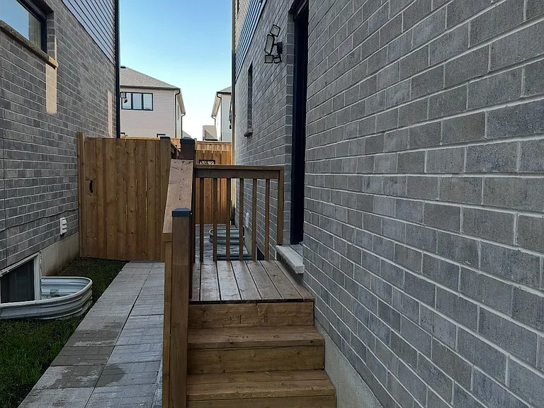 1458 Wright Cres — Photo 3