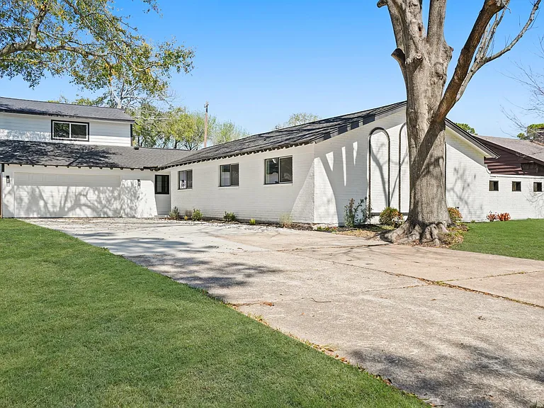 10722 Lynbrook Dr — Photo 2