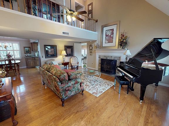 2nd image of 722 Shorewood Dr