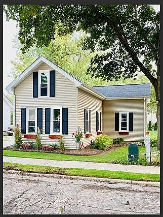615 E Grove St — Photo 1
