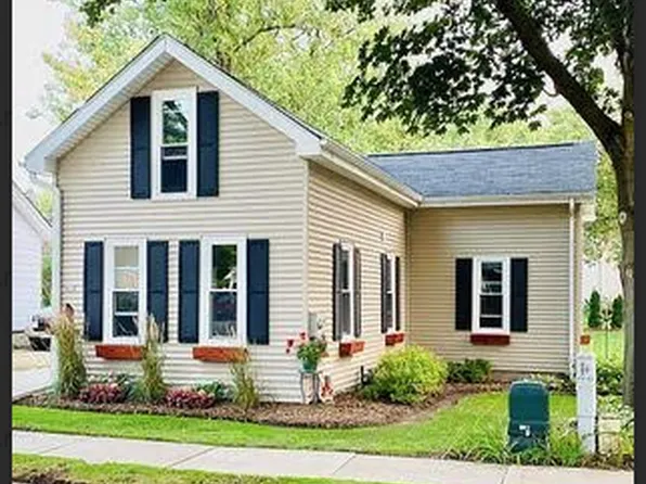 615 E Grove St, Oconomowoc, WI 53066