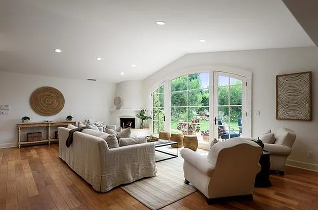 5 bed, 3837 sqft, $13,000 — Photo 4