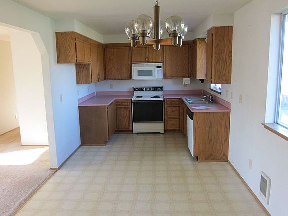 Open Kitchen w/ Eating Space