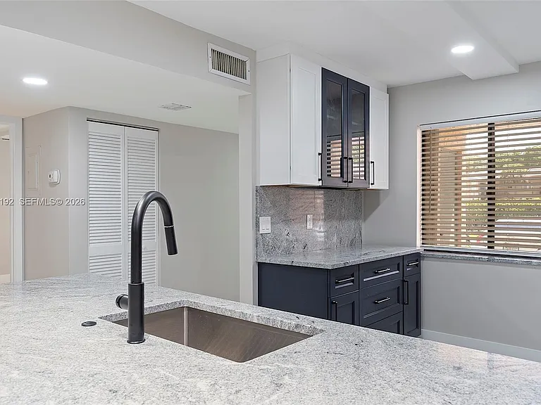 193 Lakeview Dr #103 — Photo 2