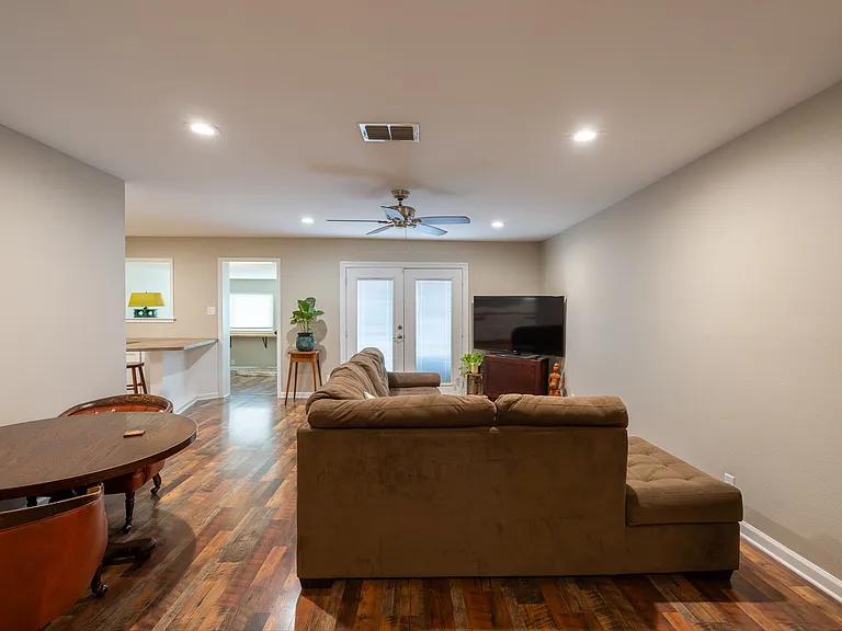 960 Springhill Dr — Photo 6