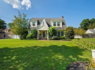 77 Village Line Rd, Babylon, NY 11702