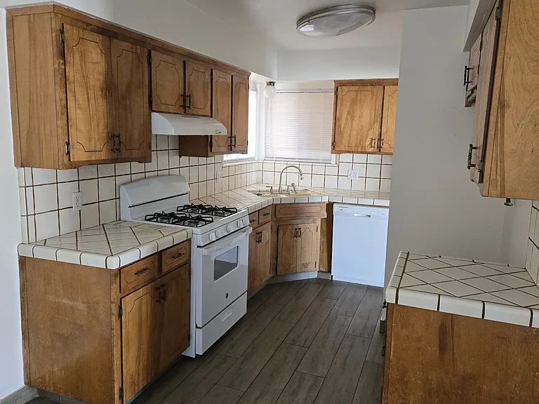 630 N Oxford St — Photo 3