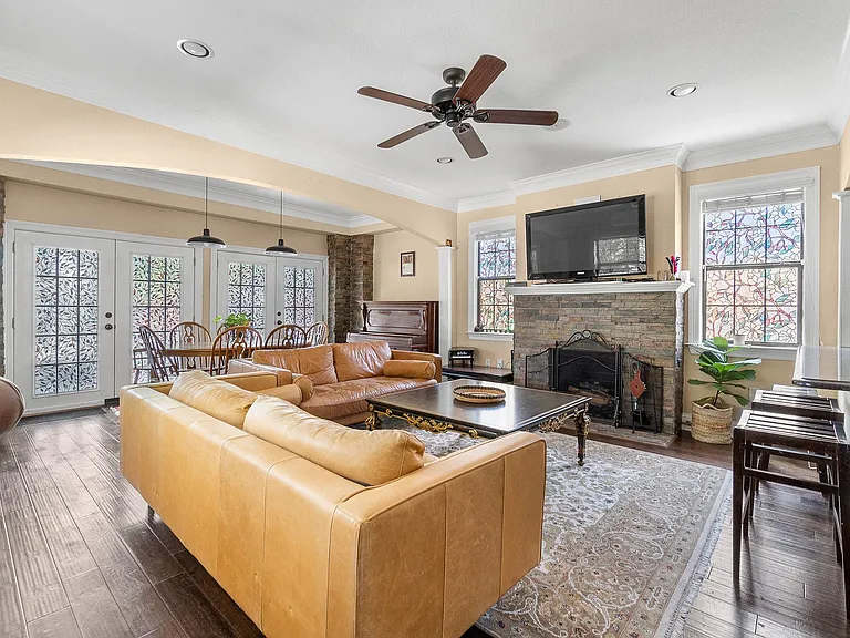 4001 Roswell St — Photo 2