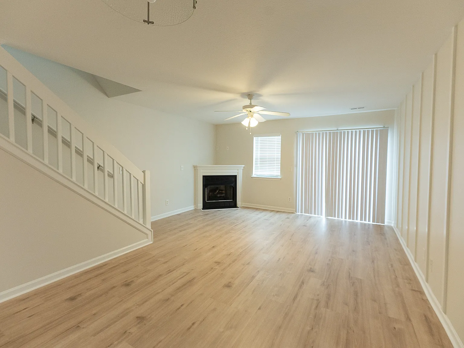 2 bed, 2.5 bath, 1096 sqft, $1,545 — Photo 2