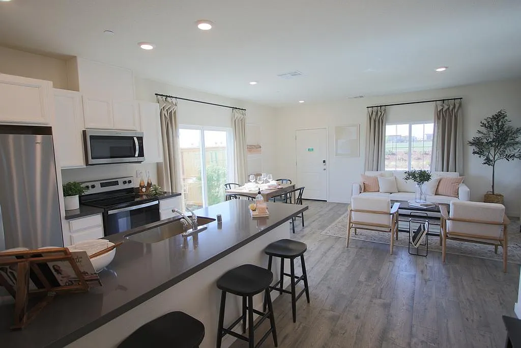 3 bed, 1387 sqft, $2,595 — Photo 1