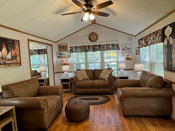 4th image of 110 E Meadow Cir