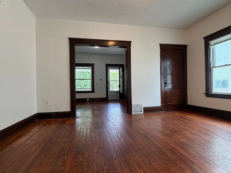 4517 Bucyrus Ave — Photo 4