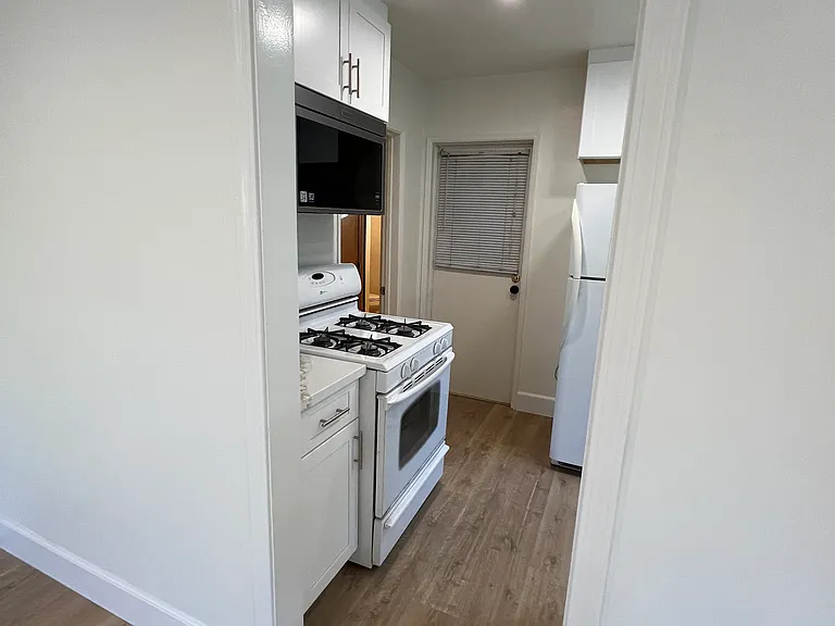 11662 Chandler Blvd — Photo 21