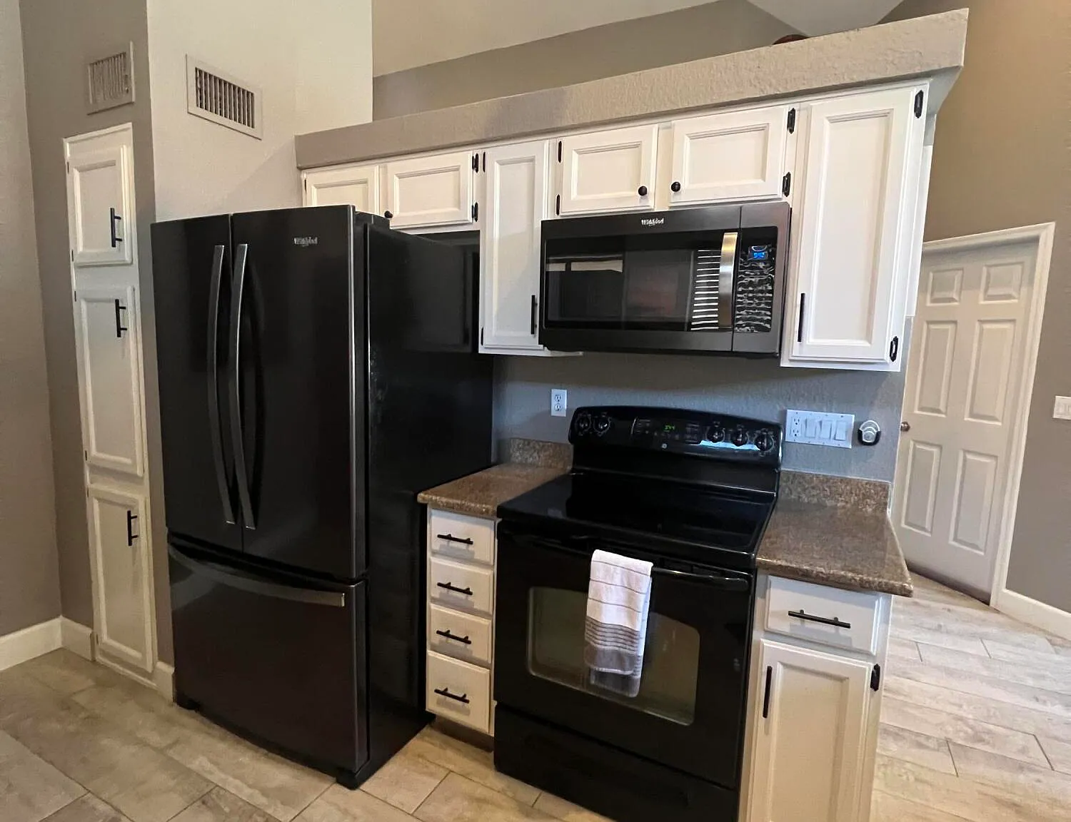 3 bed, 2.0 bath, 1422 sqft, $3,600 — Photo 3