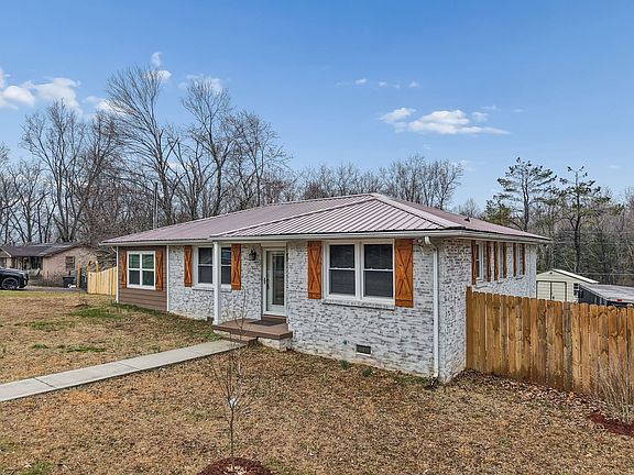 3rd image of 8871 Pinewood Rd