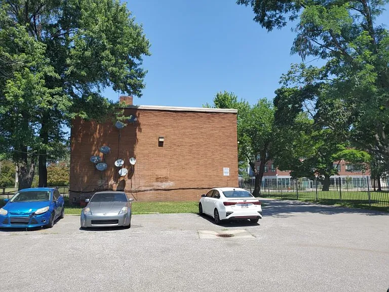 5058 Broadway — Photo 27